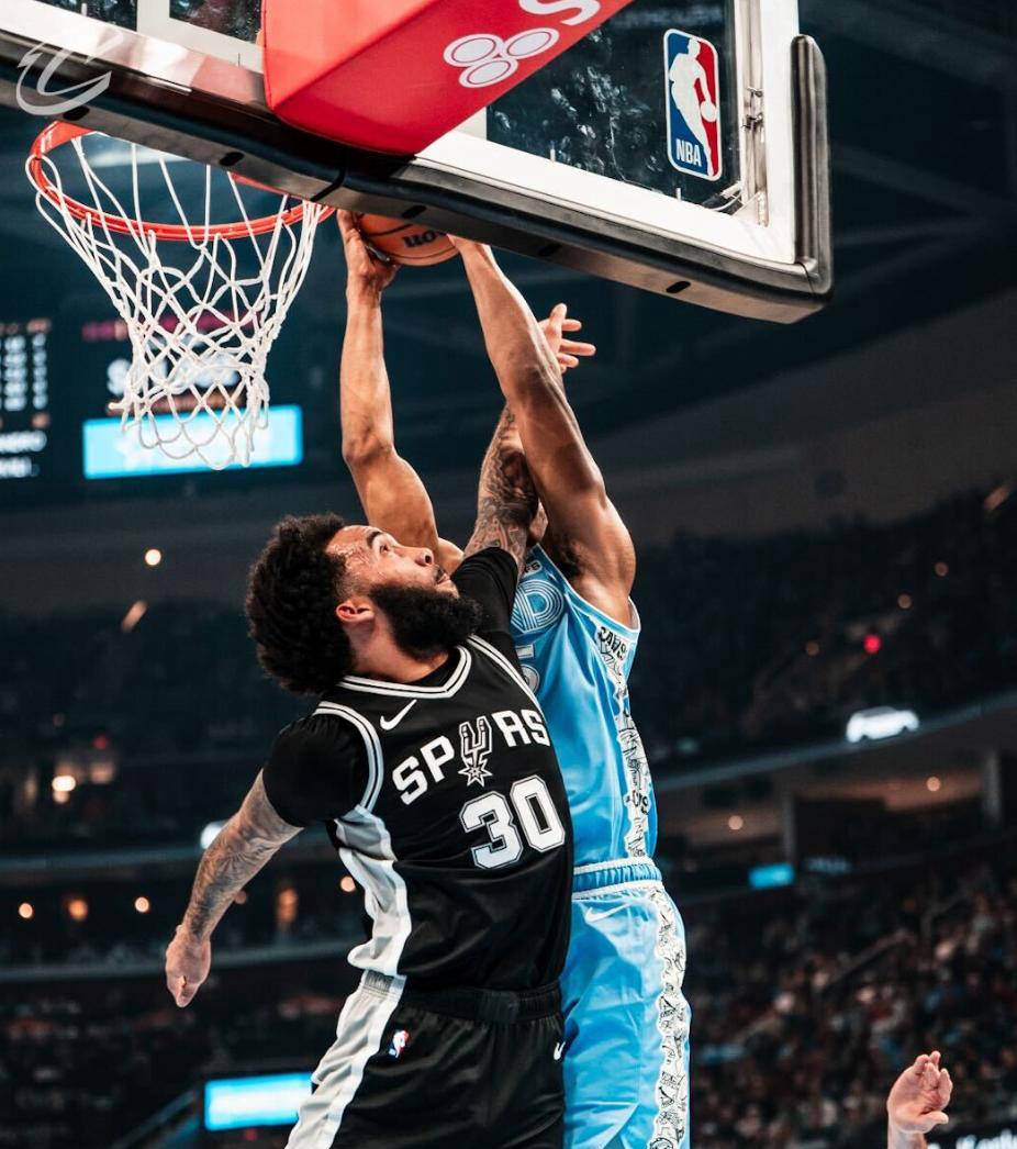 阿扎伦卡连续十二场比赛得分超过出色防守，雄鹿挑战极限！(阿扎伦卡正手)